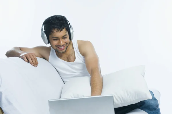 Man listening to headphones — Stock Photo, Image