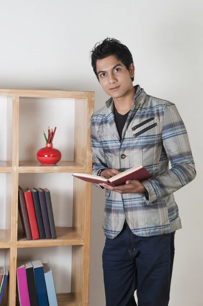 Homem segurando um livro — Fotografia de Stock