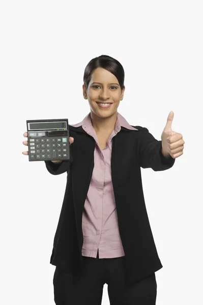 Empresaria sosteniendo una calculadora — Foto de Stock