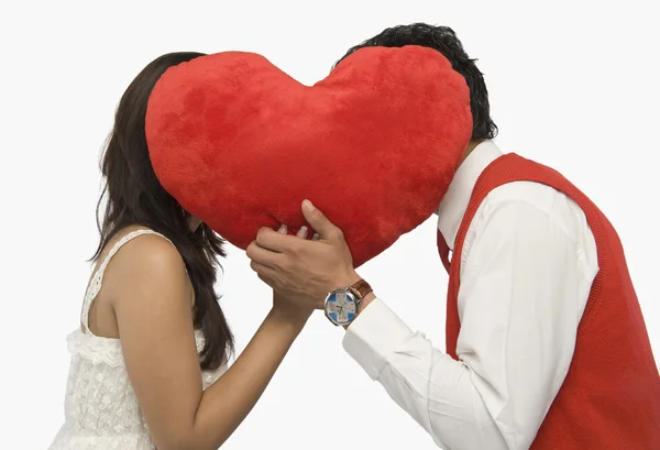 Casal de romances atrás de uma forma de coração — Fotografia de Stock