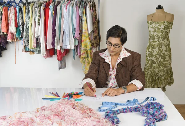 Kleermaker werken in een kledingwinkel — Stockfoto