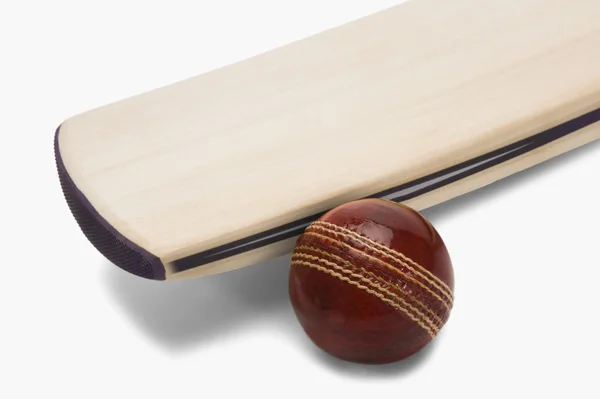 Bola de críquete com um morcego — Fotografia de Stock