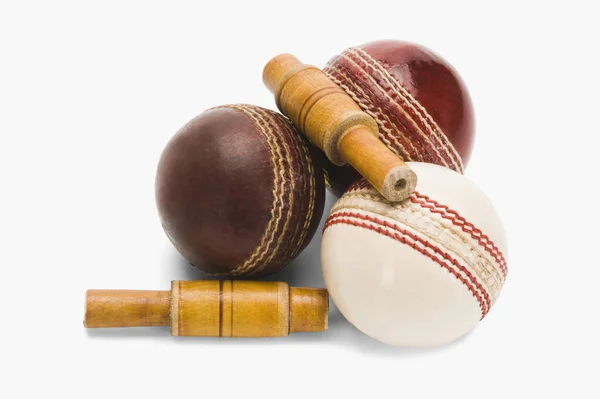 Cricket balls and bails — Stock Photo, Image