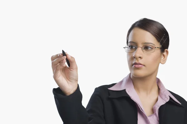 Empresaria escribiendo con una punta de fieltro pe — Foto de Stock