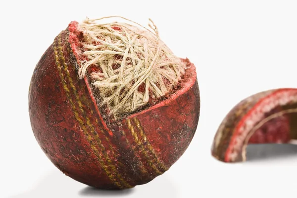 Versleten cricket bal — Stockfoto