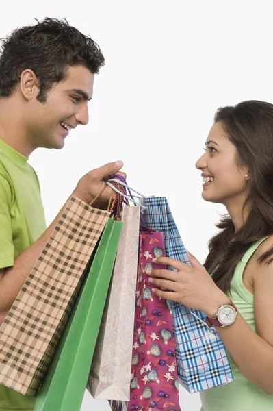 Par som bär shoppingväskor — Stockfoto
