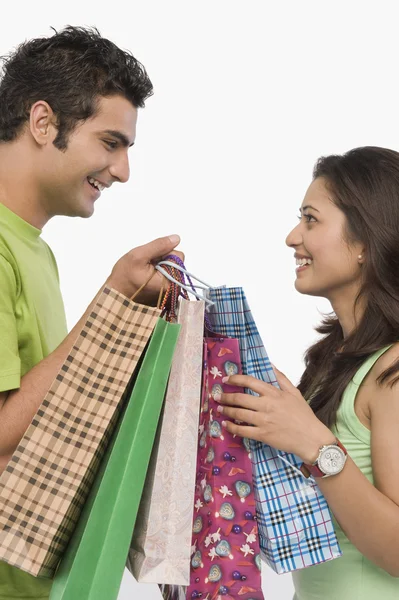 Pareja llevando bolsas de compras —  Fotos de Stock