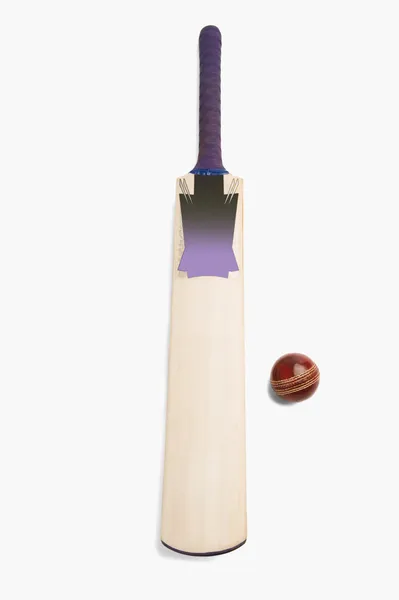 Cricket bal met een vleermuis — Stockfoto