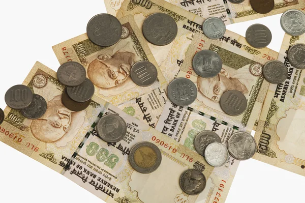 Monedas de varios países en billetes indios de quinientos rupias —  Fotos de Stock
