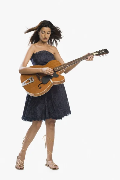 Femme jouant de la guitare — Photo