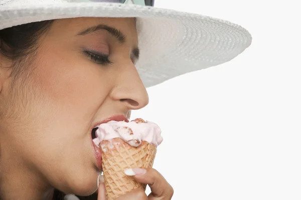 Donna che mangia un cono gelato — Foto Stock