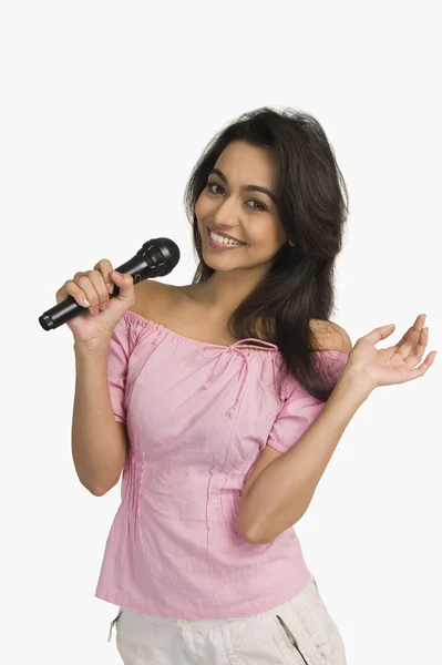 Mujer cantando en un micrófono — Foto de Stock