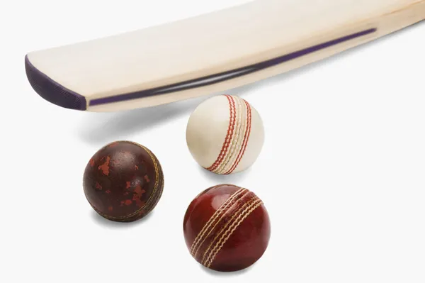 Cricketbälle mit Schläger — Stockfoto