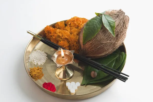 Religiösa erbjudanden i en thali — Stockfoto