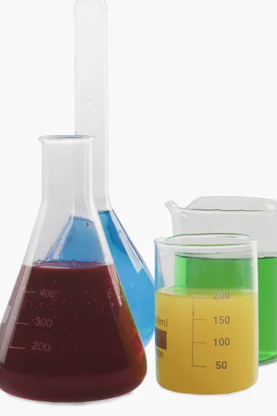 Laboratoriumglaswerk met chemicaliën — Stockfoto