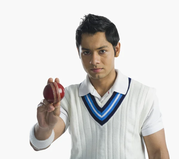 Jogador de críquete segurando uma bola — Fotografia de Stock