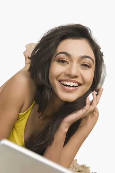 Woman listening to headphones — Stock Photo, Image