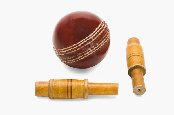 Pelota de cricket y fianzas — Foto de Stock