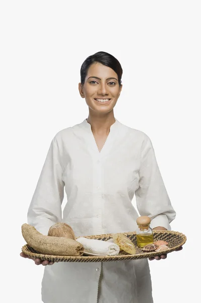 Mulher segurando uma bandeja de produtos para aromaterapia — Fotografia de Stock