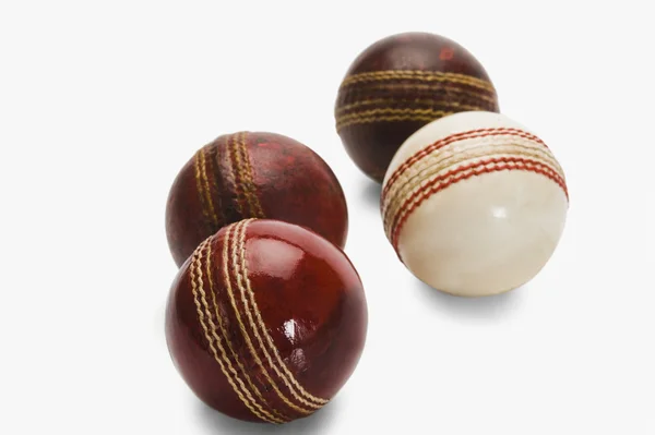 Balles de cricket anciennes et nouvelles — Photo