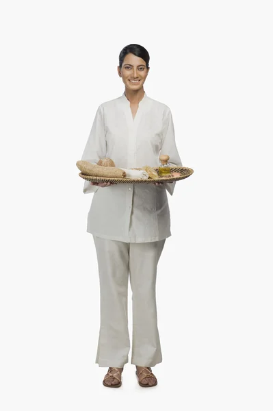 Woman holding a tray of products for aromatherapy — Stock Photo, Image