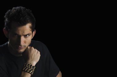 adam siyah arka plan