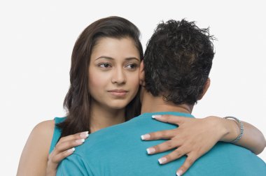 Birbirlerini kucaklayan çiftler.