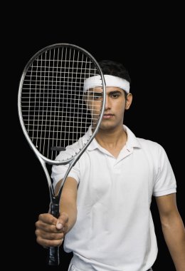 Tenis raketi gösteren tenisçi