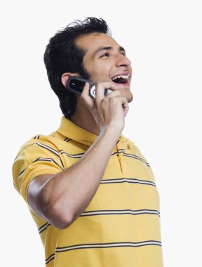 bir cep telefonda konuşan adam