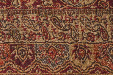 çiçek desenli kumaş üzerinde