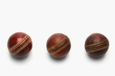 oude en nieuwe cricket ballen in een rij