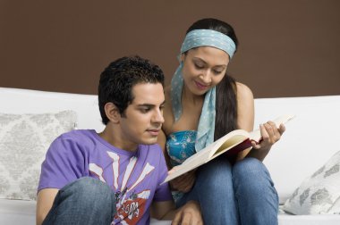 Çift birlikte kitap okuma