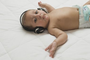 kulaklık dinleme erkek bebek