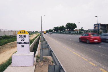yol kenarında, kilometre taşı