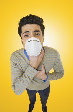 iş adamı giyen kirliliği maskesi