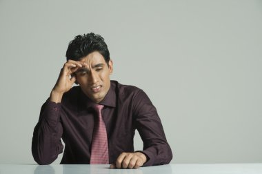 işadamı üzgün bakıyor