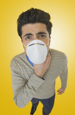 iş adamı giyen kirliliği maskesi