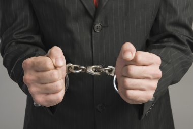 kelepçe ile bağlanmış iş adamı