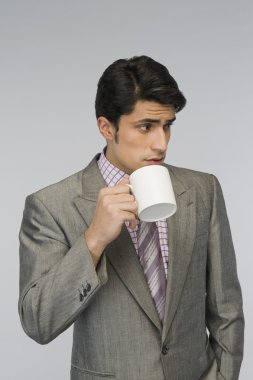 İş adamı kahve içiyor.