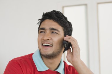 bir cep telefonda konuşan adam