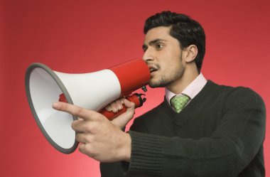 işadamı bir megafon ile