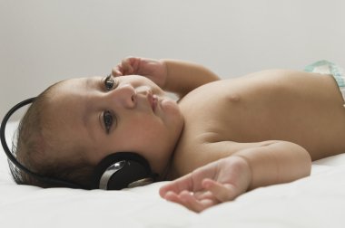 kulaklık dinleme erkek bebek