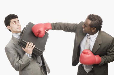 kendini savunmak meslektaşı yumruk işadamı