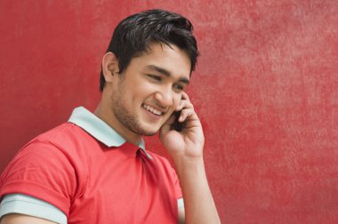 bir cep telefonda konuşan adam