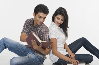 Üniversite öğrencileri kitap okuma