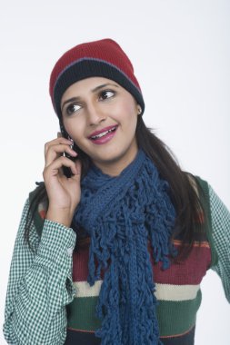 Cep telefonuyla konuşan bir kadın.