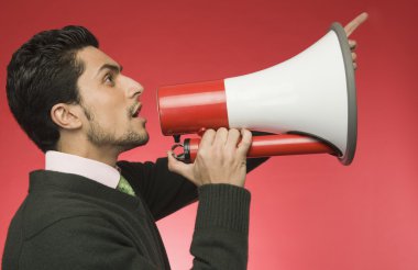 işadamı bir megafon ile
