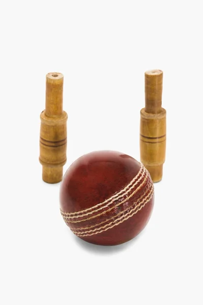 Крикетний м'яч і застави — стокове фото