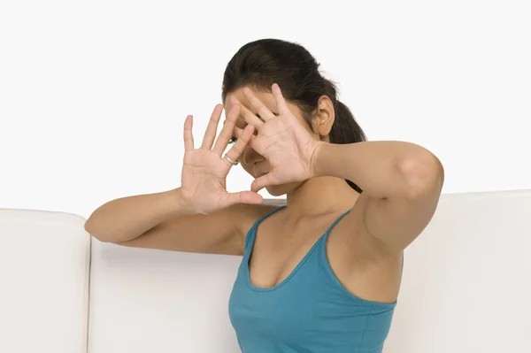 Kobieta zasłaniając twarz w dłoniach — Zdjęcie stockowe