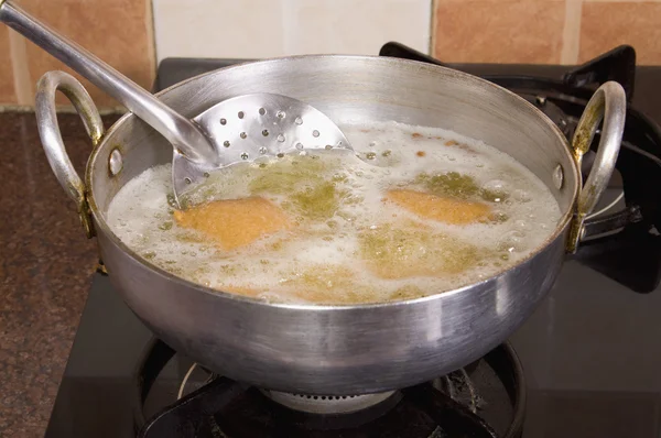 Pakoras siendo frito en una sartén en una estufa —  Fotos de Stock